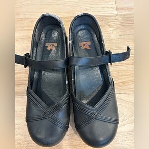 Dansko professional slip resistant shoes size 39: 8-8.5 USA